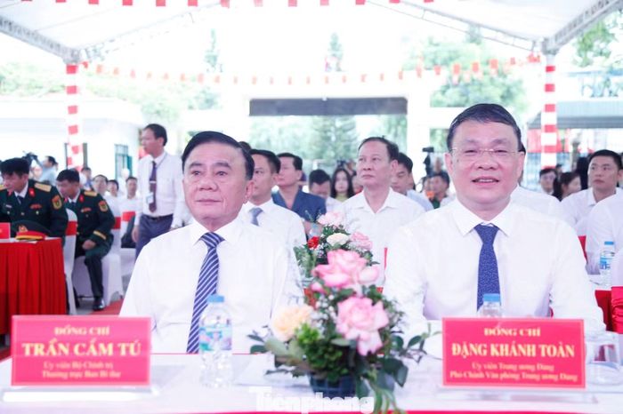 Thường trực Ban Bí thư Trần Cẩm Tú tại Lễ khai giảng năm học mới tại trường Phổ thông Dân tộc nội trú tỉnh Bắc Ninh.