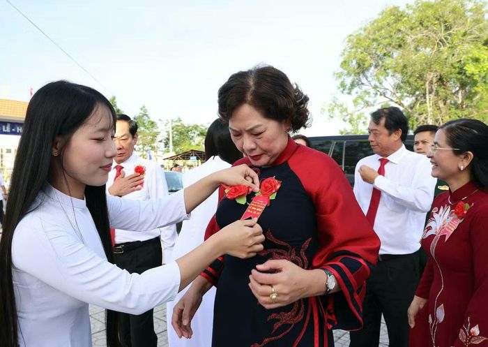 Phó Chủ tịch Quốc hội Nguyễn Thị Hồng đến dự khai giảng tại Trường THCS & THPT Ngã Sáu, xã Châu Thành, TP Cần Thơ.