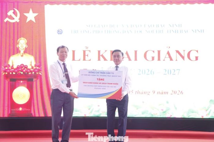 Thường trực Ban Bí thư Trần Cẩm Tú tặng sách trường Phổ thông Dân tộc nội trú tỉnh Bắc Ninh.