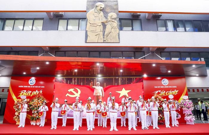 Học sinh Trường THCS Trần Duy Hưng (Hà Nội) trong lễ khai giảng
