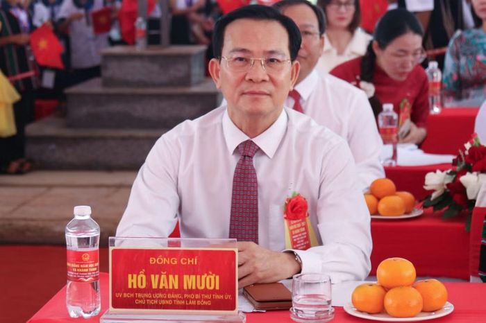 Ông Hồ Văn Mười - Chủ tịch UBND tỉnh Lâm Đồng dự lễ khai giảng và khánh thành Trường Phổ thông nội trú liên cấp Tiểu học - THCS Thuận An.