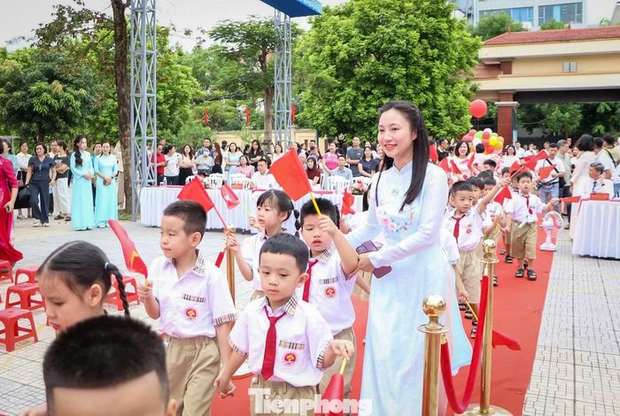 Năm học 2026-2027, Trường Tiểu học Trần Nhân Tông có 1.808 học sinh, 46 lớp, trong đó riêng khối lớp 1 có 396 học sinh.