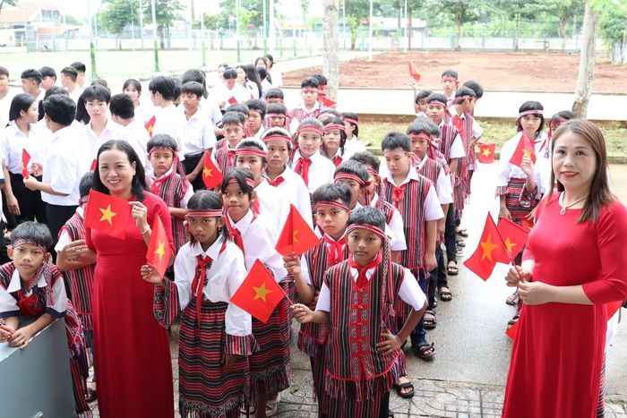 Cô trò Trường Phổ thông dân tộc nội trú hân hoan chào năm học mới. Ảnh: Ngô Tùng