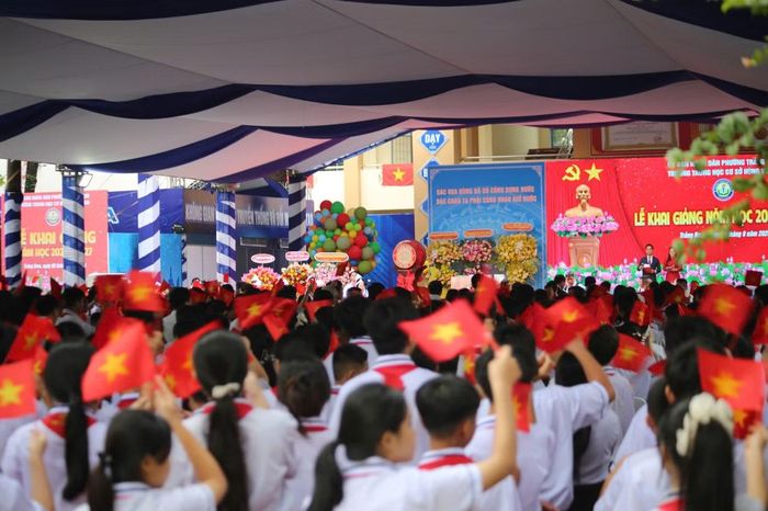 Các em học sinh vui tươi đón chào năm học mới