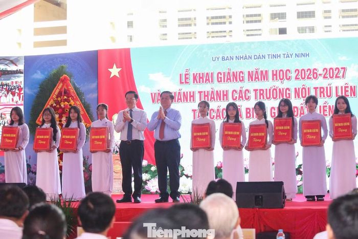 Các đại biểu trao quà động viên học sinh có hoàn cảnh khó khăn tại lễ khai giảng Trường THPT chuyên Trần Văn Giàu.