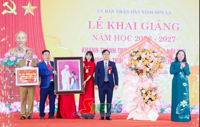 Phó Chủ tịch nước Võ Thị Ánh Xuân tặng quà Trường Phổ thông nội trú Tiểu học - THCS Chiềng Sơn. Ảnh: Báo Sơn La.