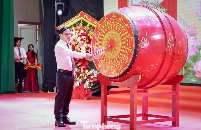 Thầy giáo Hoàng Hải Nam, Hiệu trưởng nhà trường thực hiện nghi thức đánh trống khai giảng năm học 2026-2027.