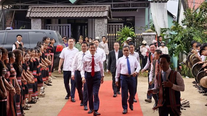 Tại Trường Phổ thông Nội trú liên cấp Tiểu học - THCS xã Dục Nông, dự lễ có ông Đoàn Minh Huấn, Ủy viên Bộ Chính trị, Giám đốc Học viện Chính trị quốc gia Hồ Chí Minh.