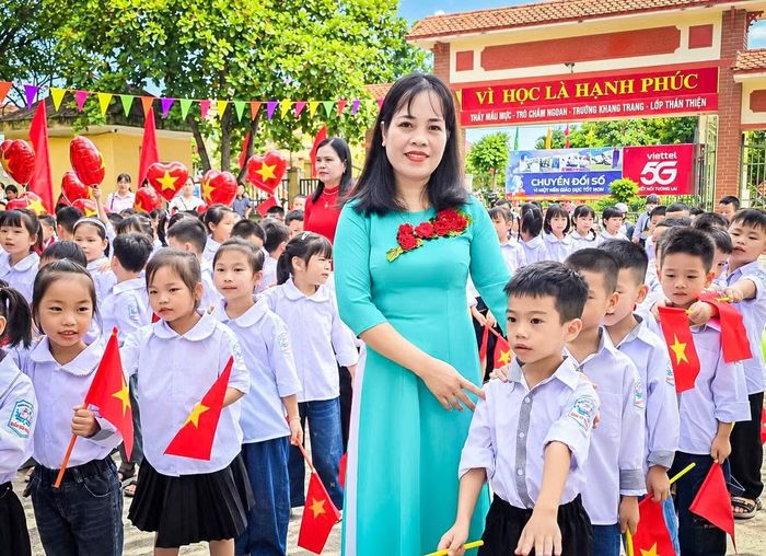 Tại Trường Tiểu học Bắc Vũ Dương (xã Vũ Dương, tỉnh Ninh Bình), không khí ngày khai giảng cũng diễn ra vui tươi, rộn ràng. Các em học sinh trong bộ đồng phục chỉnh tề, háo hức chờ đón những hoạt động đầu tiên của năm học mới.