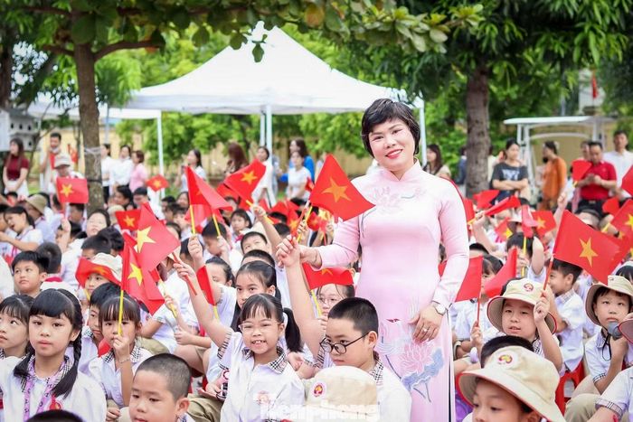 Cô giáo Hoàng Thanh Bình - Hiệu trưởng trường Tiểu học Trần Nhân Tông cho biết, năm học 2026-2027, nhà trường sẽ nhanh chóng ổn định tổ chức, xây dựng tập thể đoàn kết, dân chủ, kỷ cương và nhân ái, có bản sắc; đồng thời, phân công đúng người, rõ việc phát huy năng lực, sở trường của mỗi cán bộ, giáo viên và tiếp tục đổi mới quản trị, nâng cao chất lượng giáo dục toàn diện, tạo thêm cơ hội để học sinh được học tập, trải nghiệm, sáng tạo, trưởng thành.