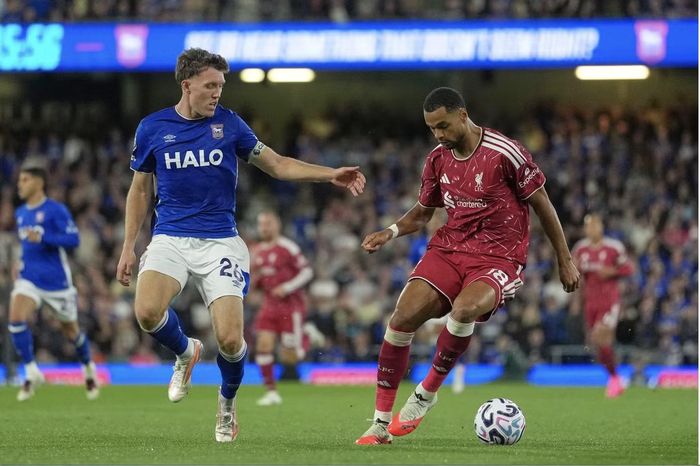 Dara O'Shea của Ipswich Town trong một pha tranh chấp với Cody Gakpo của Liverpool. Ảnh: AP