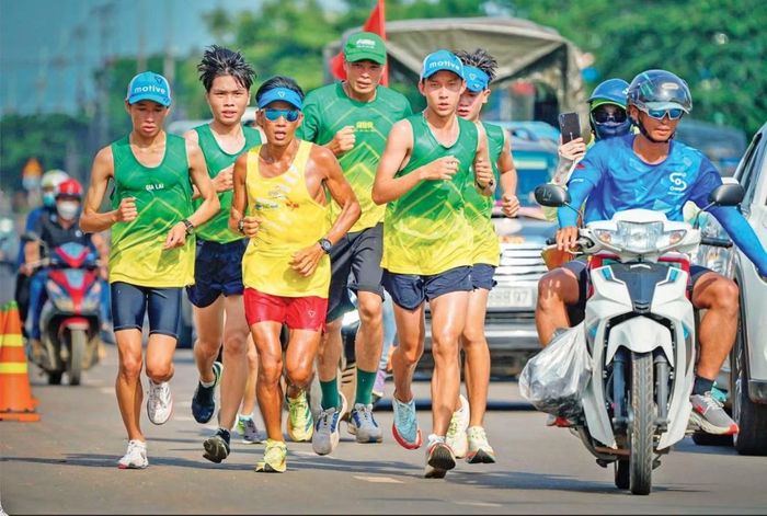 Nguyễn Văn Long (áo vàng) được các runner Gia Lai chạy đồng hành trong lần xuyên Việt đầu tiên năm 2022