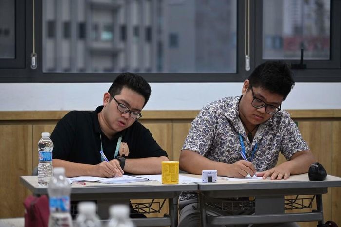 Khoảnh khắc đẹp của 2 tranh biện viên Học viện ngoại giao tại ABP 2026. Ảnh ABP 2026.
