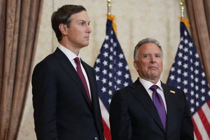 Đặc phái viên Steve Witkoff (phải) và con rể của Tổng thống Trump - Jared Kushner. (Ảnh: Reuters)