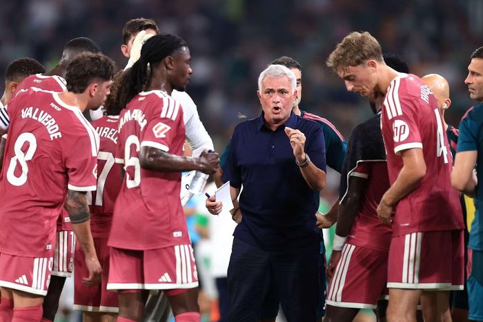 Thầy trò Mourinho đã thua trận đầu tiên