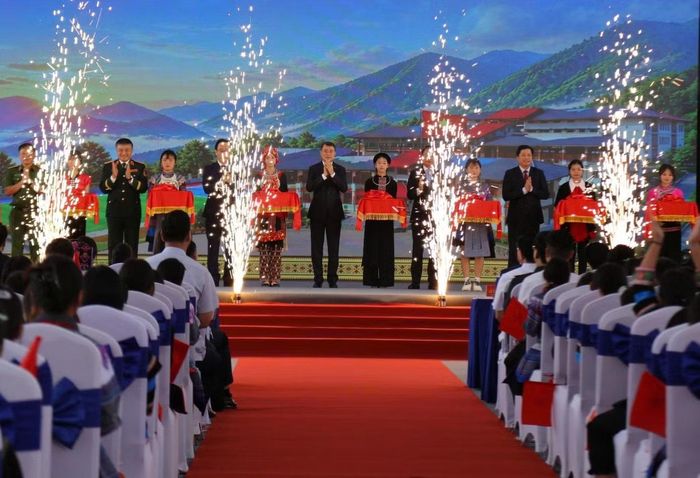 Thủ tướng và các đại biểu cắt băng khánh thành Trường Phổ thông Nội trú liên cấp tại xã biên giới đất liền.
