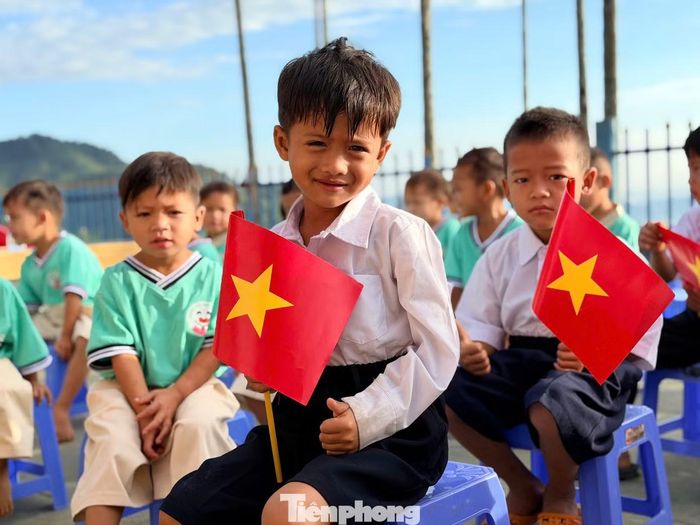  Cô Trà Thị Thu, giáo viên tại điểm trường, cho biết không khí khai giảng năm nay rất vui tươi, phấn khởi. 
