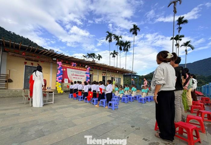 Để chuẩn bị cho lễ khai giảng, các cô giáo đã dành thời gian trang trí, chuẩn bị các hoạt động và chăm chút từng phần việc, mong các em có ngày đầu năm học thật vui và đáng nhớ.