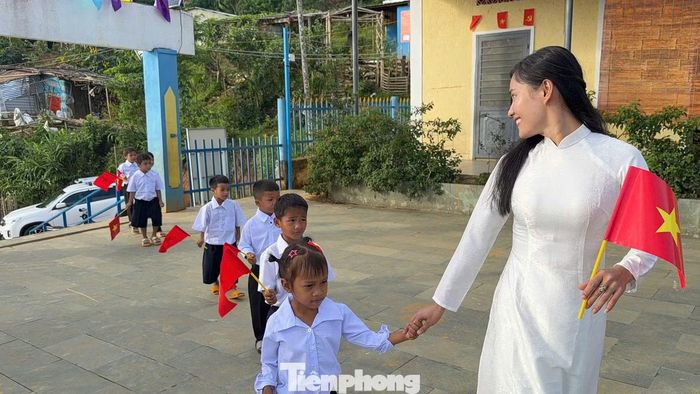 Đồng hành cùng các em là 3 giáo viên đang công tác tại điểm trường.