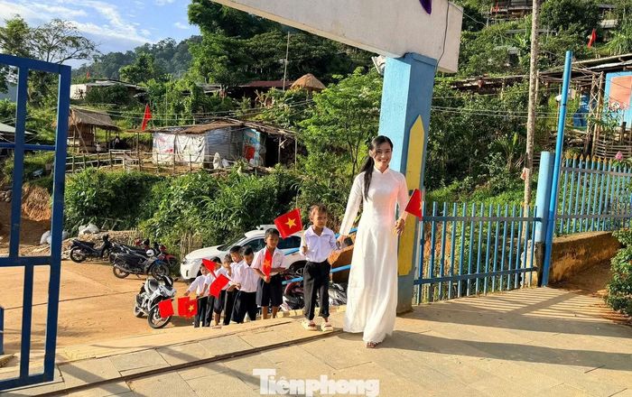 Trong bộn bề của năm học mới, những nụ cười hồn nhiên, ánh mắt háo hức của các em nhỏ nơi điểm trường miền núi trở thành hình ảnh đẹp trong ngày khai giảng.