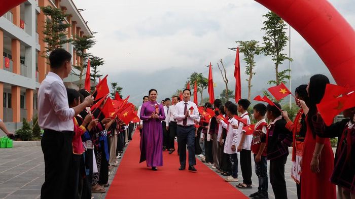 Đồng chí Hà Thị Nga, Ủy viên Ban Chấp hành Trung ương Đảng, Phó Chủ tịch - Tổng Thư ký Ủy ban Trung ương Mặt trận Tổ quốc Việt Nam dự Lễ khánh thành và khai giảng tại Trường Phổ thông nội trú Tiểu học và Trung học cơ sở Petrovietnam - Phong Thổ.