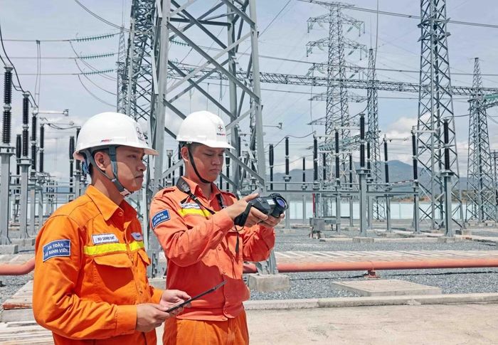 Cán bộ ngành điện giám sát trạm biến áp