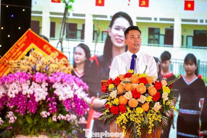 Theo ông Nguyễn Đức Tiến, Bí thư Đảng ủy, Chủ tịch HĐND xã Minh Châu, trước đây nhiều thế hệ học sinh địa phương phải qua sông Hồng bằng đò để đến trường. Vào những ngày mưa lũ, việc đi lại gặp nhiều khó khăn và có thể ảnh hưởng đến việc học của các em.