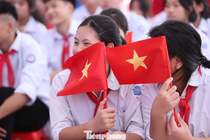 Năm học này, 76 học sinh lớp 10 Minh Châu lần đầu được học THPT ngay trên xã đảo, không còn phải qua sông Hồng đến trường như nhiều thế hệ trước.