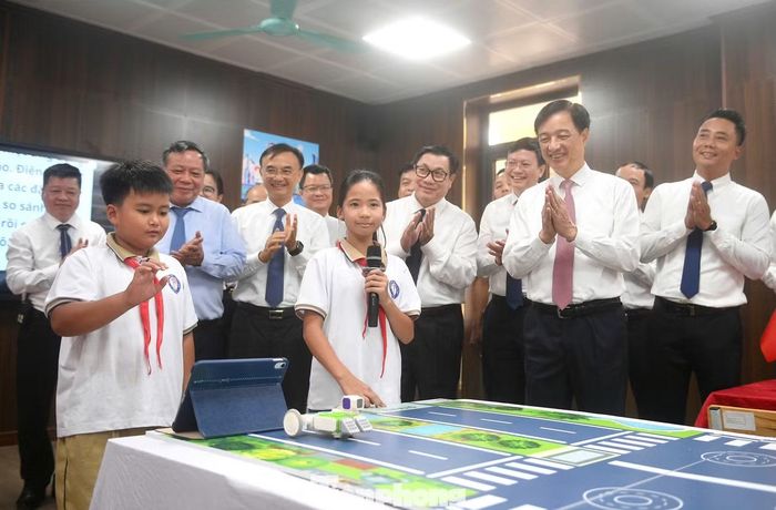 Tại lễ khai giảng, ông Nguyễn Duy Ngọc, Ủy viên Bộ Chính trị, Bí thư Trung ương Đảng, Trưởng Ban Tổ chức Trung ương, trao tặng nhà trường phòng học STEM & AI, chúc thầy và trò bước vào năm học mới thi đua dạy tốt, học tốt.