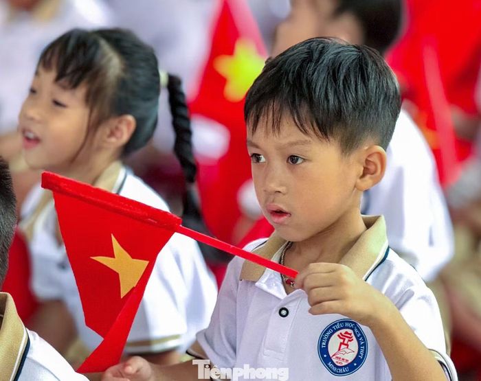 Trong sân trường, học sinh chăm chú theo dõi các nghi thức khai giảng. Với nhiều em, ngày khai giảng năm nay cũng đánh dấu một chặng đường học tập mới ngay trên quê hương mình.