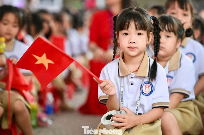 Năm học 2026-2027, trường có 970 học sinh ở cả ba cấp. Từ năm nay, học sinh Minh Châu có thể bắt đầu từ lớp 1 và tiếp tục học đến hết THPT ngay tại quê nhà.
