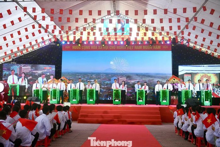 Trường Tiểu học, THCS và THPT Minh Châu được khánh thành đúng dịp khai giảng năm học mới. Công trình có tổng mức đầu tư 109 tỷ đồng, trong đó có khối nhà 5 tầng mới với diện tích sàn 4.665 m² cùng hệ thống phòng học, phòng bộ môn và các khu chức năng.