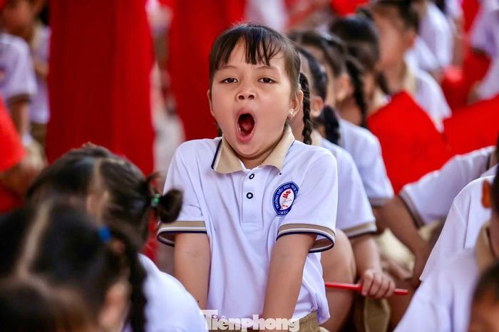 Những học sinh nhỏ tuổi được cha mẹ đưa đến trường từ sớm. Một số em còn bỡ ngỡ trong ngày đầu bước qua cánh cổng trường, nhưng nhanh chóng hòa vào không khí rộn ràng của lễ khai giảng.