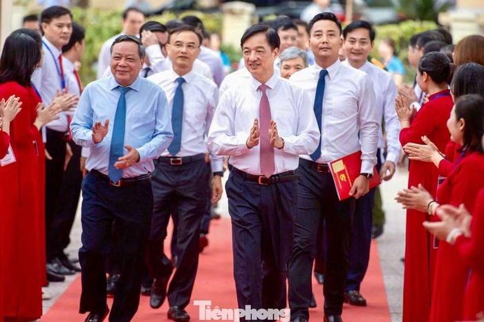 Tham dự lễ khai giảng có ông Nguyễn Duy Ngọc, Ủy viên Bộ Chính trị, Bí thư Trung ương Đảng, Trưởng Ban Tổ chức Trung ương; ông Nguyễn Văn Phong, Phó Bí thư Thành ủy Hà Nội cùng đại diện lãnh đạo các sở, ban, ngành.