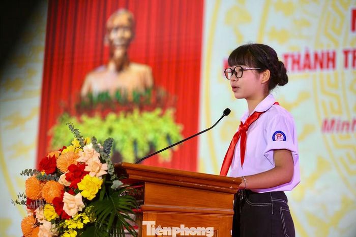 Nguyễn Thị Kim Liên, học sinh lớp 9C, đại diện học sinh ba cấp phát biểu tại lễ khai giảng. Với khóa THPT đầu tiên, việc học sinh được tiếp tục học tập ngay tại quê hương mang một ý nghĩa đặc biệt. “Ba cấp học, ba chặng đường trưởng thành, nhưng chúng cháu có chung một mái nhà”, Liên chia sẻ.