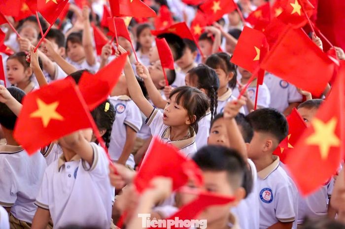 Các em học sinh háo hức trong ngày khai giảng năm học mới.
