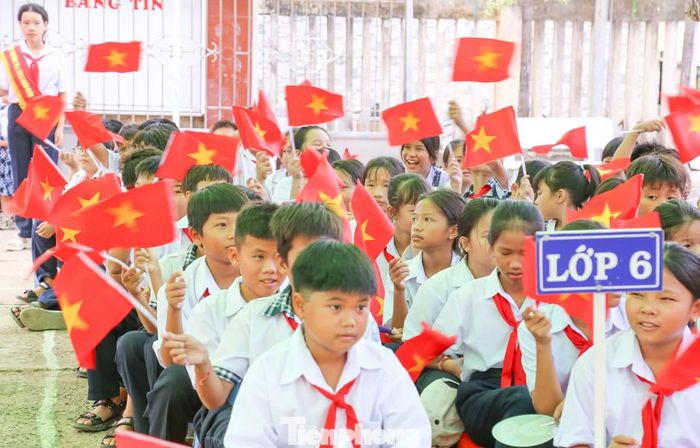 Các em học sinh xã đảo Nhơn Châu dự buổi lễ khai giảng năm học mới. Ảnh: Trương Định.