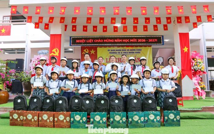 Các em học sinh xã đảo Nhơn Châu nhận quà năm học mới. Ảnh: Trương Định.