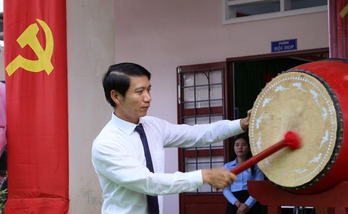 Ông Nguyễn Ngọc Lương - Phó Bí thư Tỉnh ủy, Chủ tịch Ủy ban MTTQ Việt Nam tỉnh Gia Lai đánh trống khai giảng năm học mới tại xã đảo Nhơn Châu. Ảnh: Trương Định.