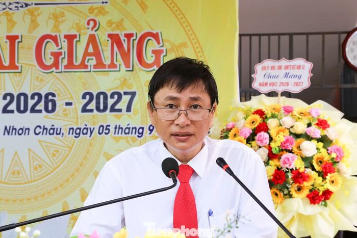 Ông Huỳnh Công Thành - Hiệu trưởng Trường Tiểu học và THCS Nhơn Châu phát biểu. Ảnh: Trương Định.