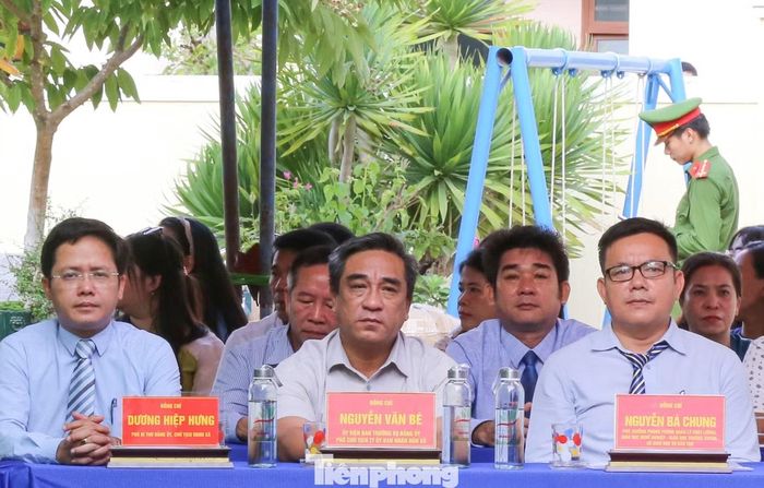 Các đại biểu dự lễ khai giảng năm học mới tại xã đảo Nhơn Châu. Ảnh: Trương Định.