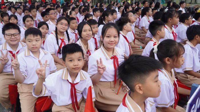 Học sinh lớp 6 tự hào hơn khi trường học khoác màu áo mới