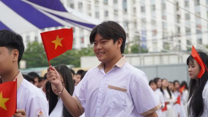 Những lá cờ đỏ sao vàng bay phấp phới