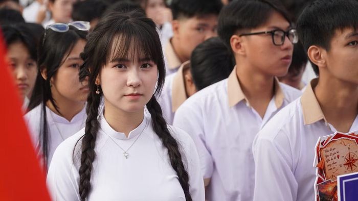 Nữ sinh lớp 10 rạng rỡ trong lễ khai giảng đặc biệt tại trường
