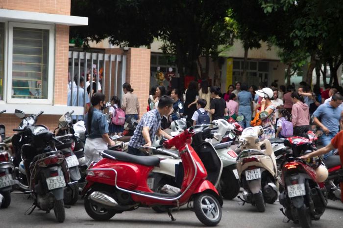 Tuy nhiên, theo ghi nhận của phóng viên, tại cổng trường nhiều phụ huynh để phương tiện dưới lòng đường, vỉa hè đưa con vào trường.