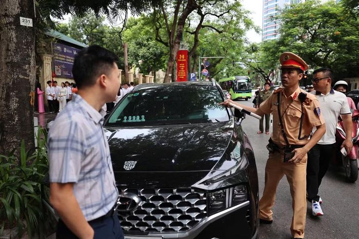 Lực lượng chức năng hướng dẫn phương tiện di chuyển, nhắc nhở phụ huynh dừng, đỗ đúng nơi quy định, không tập trung dưới lòng đường, đồng thời hỗ trợ học sinh qua đường, vào trường an toàn.