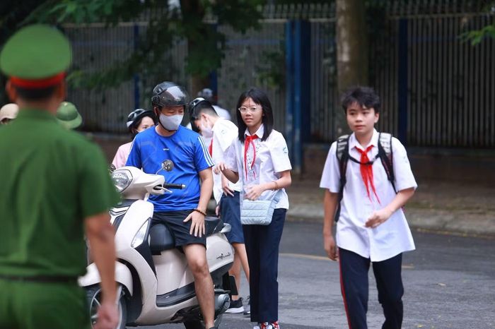 Lực lượng Công an bảo đảm ANTT tại cổng trường THCS Trần Duy Hưng (Yên Hòa, Hà Nội)