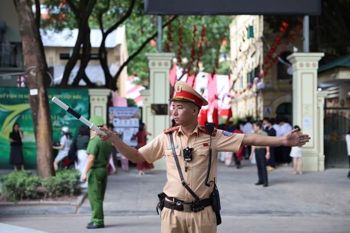 Ngay từ sáng sớm, lực lượng Cảnh sát giao thông Công an TP Hà Nội phối hợp với Công an cơ sở đồng loạt triển khai phương án phân luồng, điều tiết tại các tuyến, nút giao trọng điểm và khu vực trường học phục vụ lễ khai giảng năm học mới.