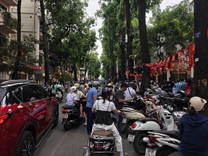 Trên tuyến đường Lò Đúc, nhiều phụ huynh để xe chiếm 1/2 lòng đường dẫn đến ùn ứ phương tiện.
