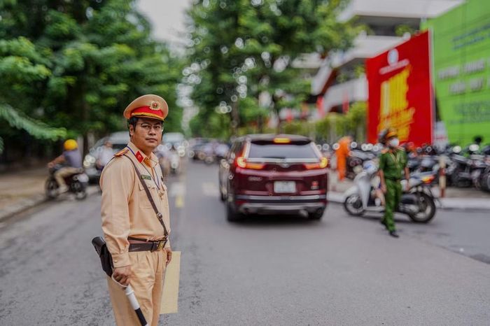 Việc bố trí lực lượng từ sớm góp phần bảo đảm giao thông an toàn, thông suốt, tạo thuận lợi cho phụ huynh, học sinh đến trường dự lễ khai giảng.